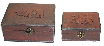 Kleine Koffertruhe mit Henkel und Beschlgen