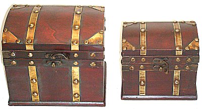 Kleine Koffertruhe mit Henkel und Beschlgen