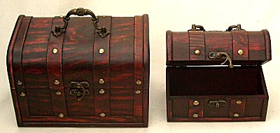 Kleine Koffertruhe mit Henkel und Beschlgen