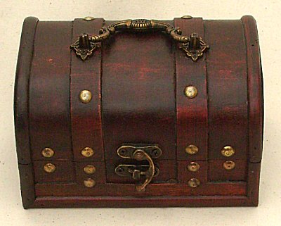 Kleine Koffertruhe mit Henkel und Beschlgen